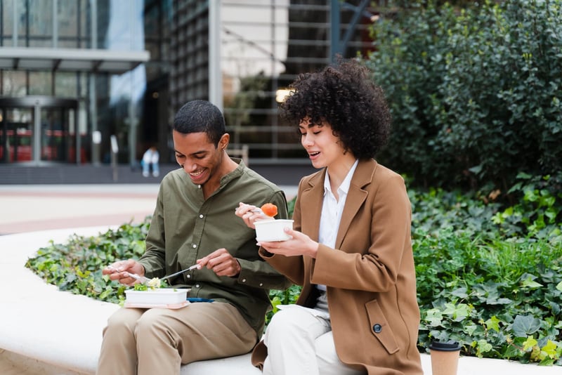 Business-People-Eating-Outdoors-1