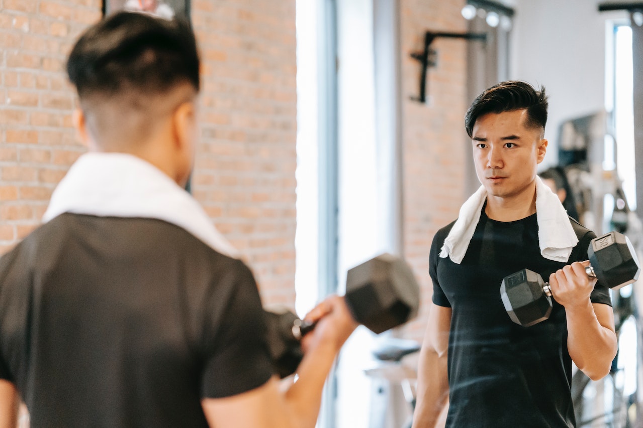 Chinese-man-working-out-at-the-gym-stipend-vs-salary