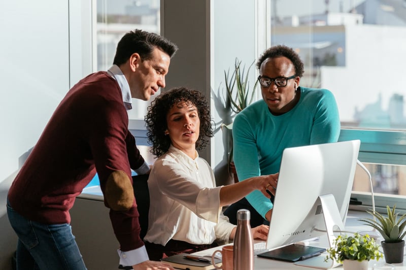 Colleagues-discussing-while-working-together-1