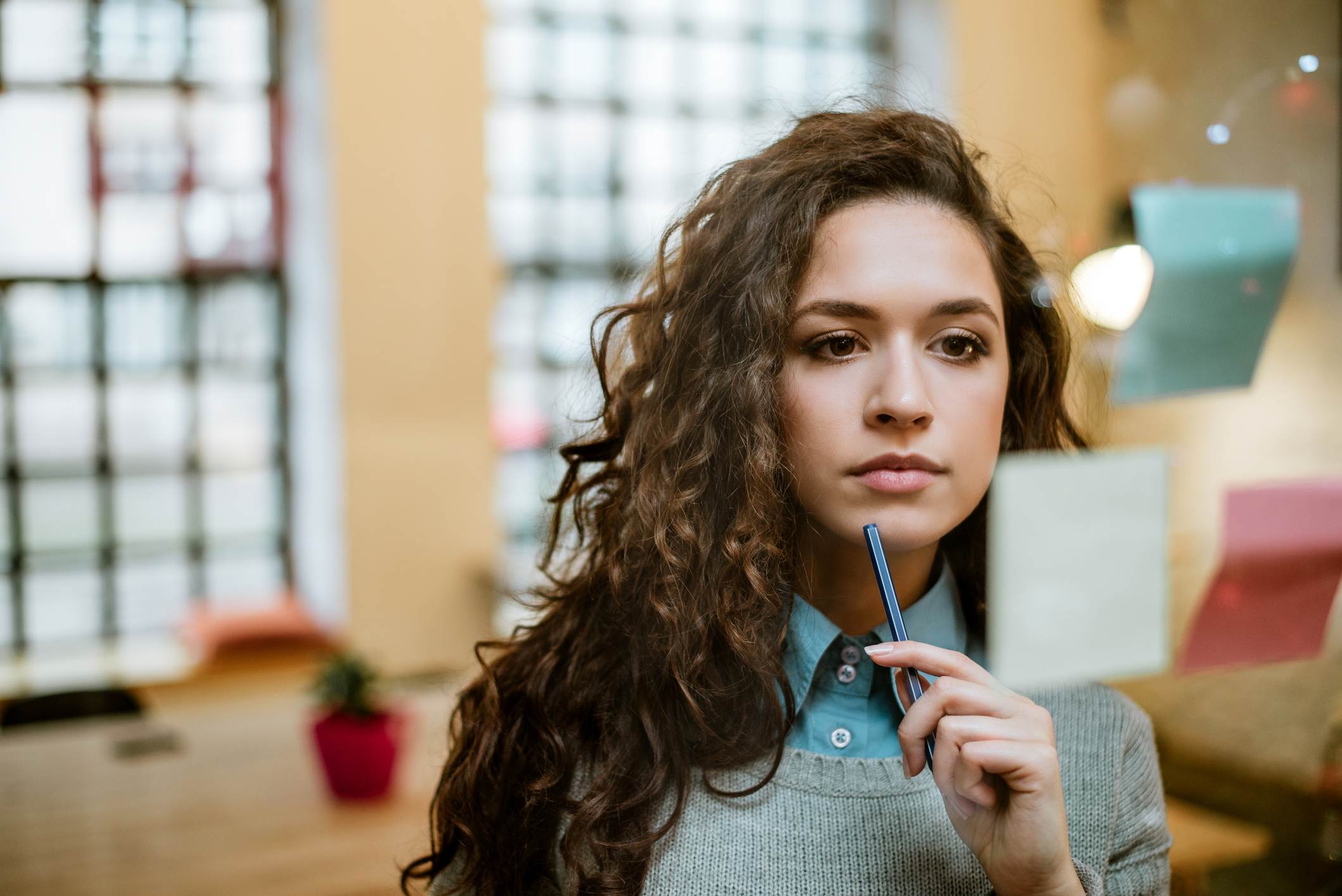 Concentrated-woman-making-plan-on-sticky-notes-how-to-write-a-professional-email