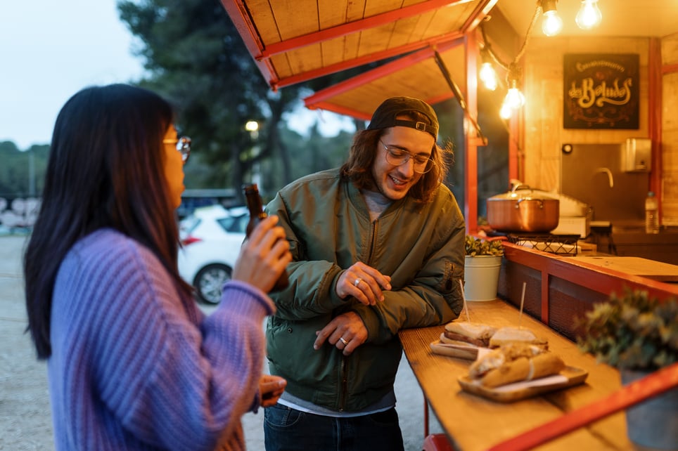 Couple-Having-Dinner-At-A-Foodtruck-how-to-find-yourself