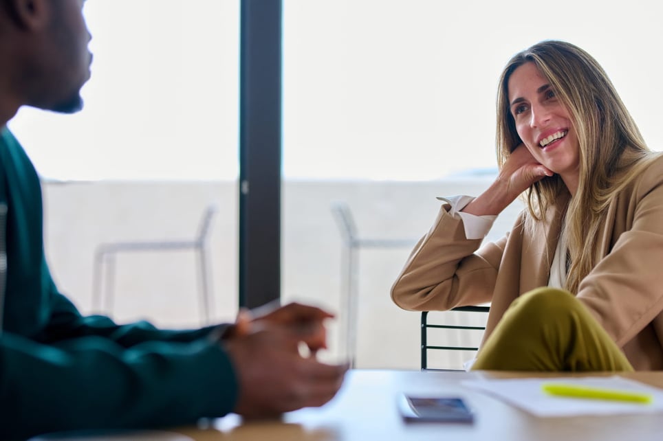 Coworker-chat-sitting-meeting-1