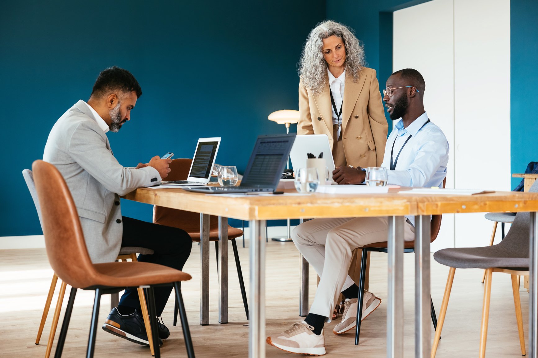 Female-Boss-Supervising-Male-Employees-how-to-give-feedback-to-your-boss