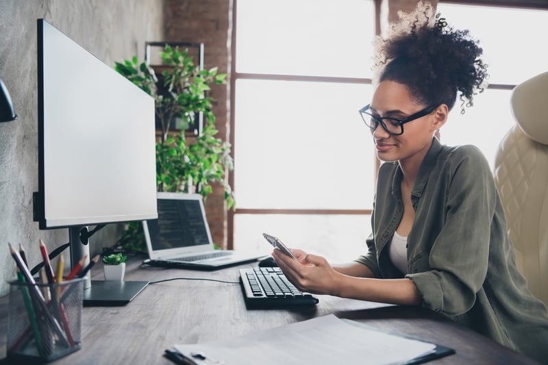 Focus-woman-at-her-workplace-workplace-stressors