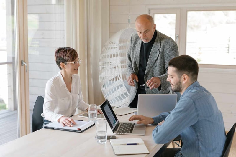 Group-of-people-working-together-how-to-be-more-articulate
