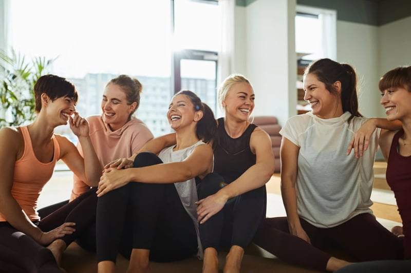 Group-of-women-in-fitness-class-qualities-of-a-good-friend