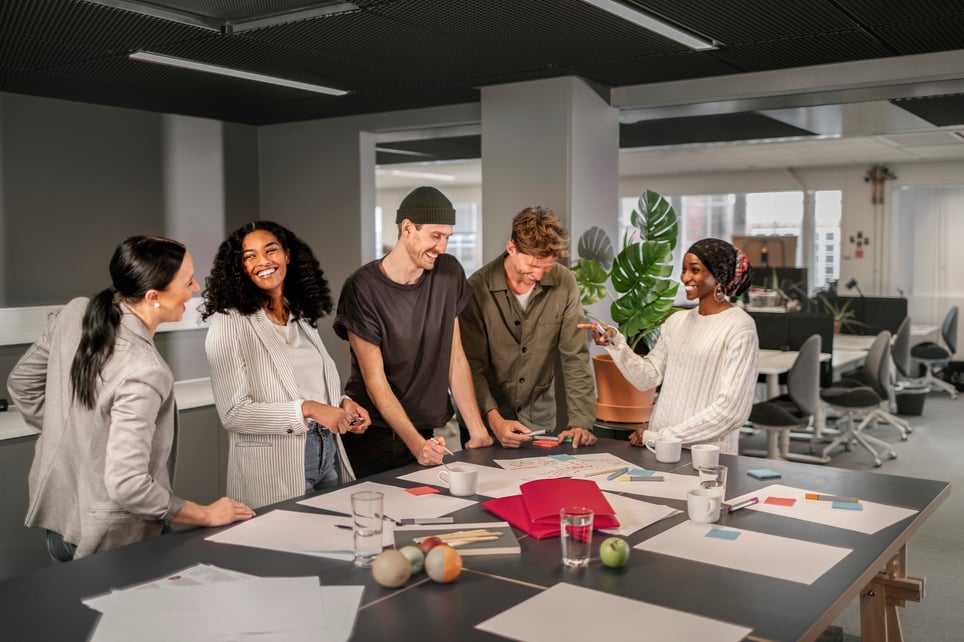 Happy-collegues-working-on-project-together-workplace-environments