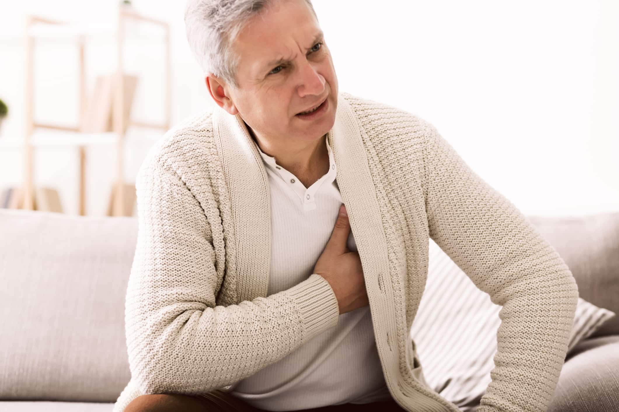 Man-clutching-chest-in-pain-what-is-the-fight-or-flight-response