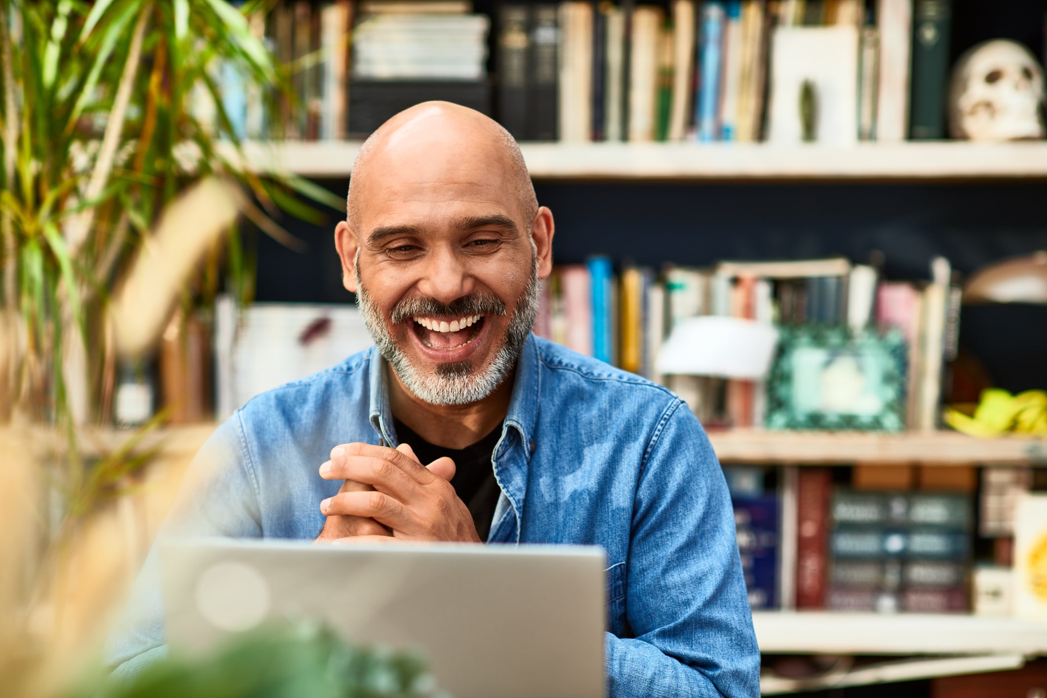 Man-laughing-and-smiling-how-to-improve-self-control