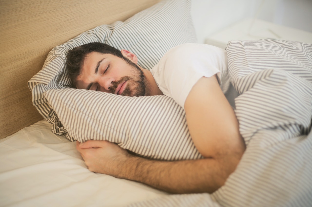 Man-sleeping-in-his-bed-how-to-wake-yourself-up