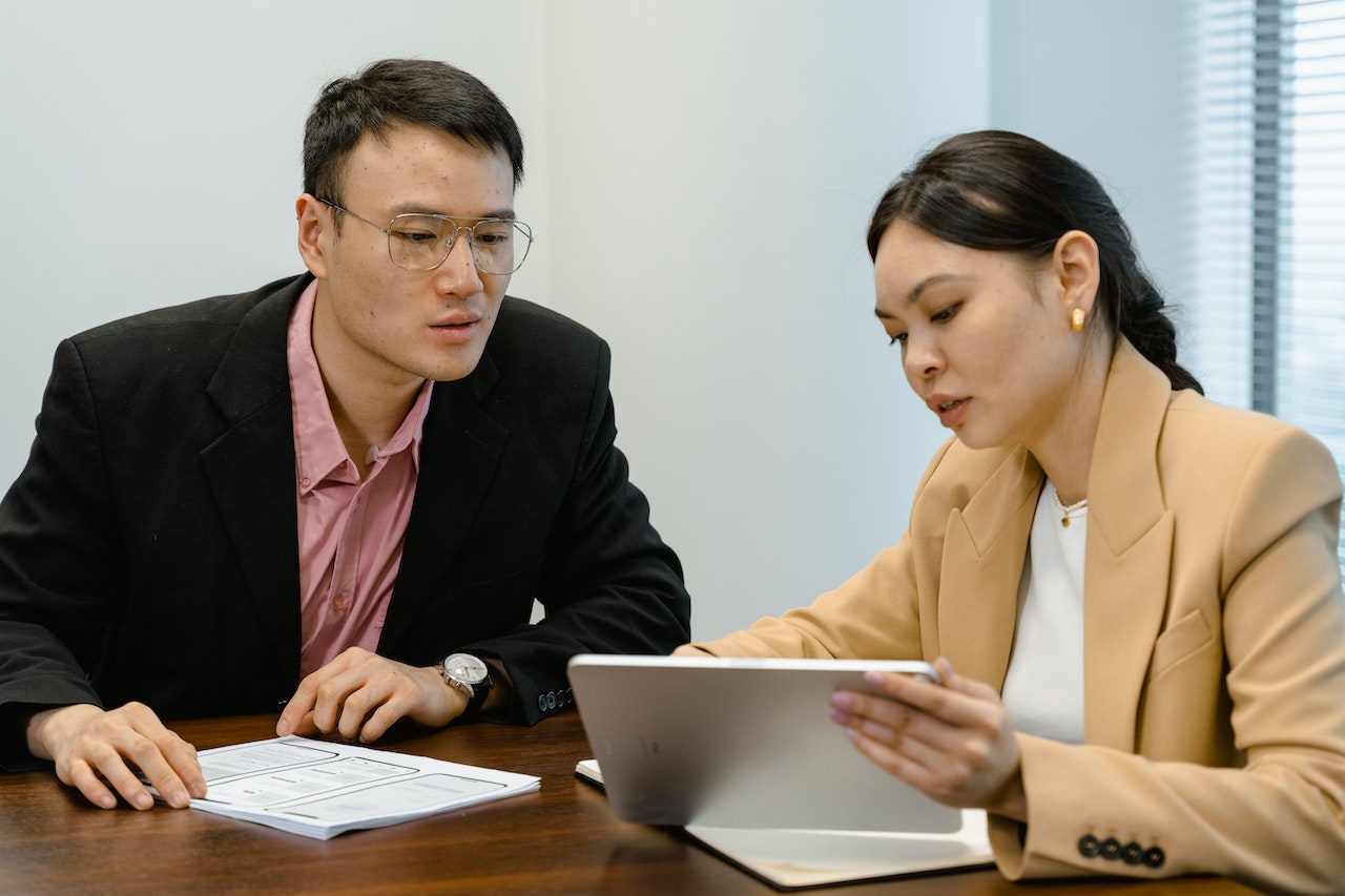 Man-talking-to-his-manager-at-her-office-salary-negotiation-tips