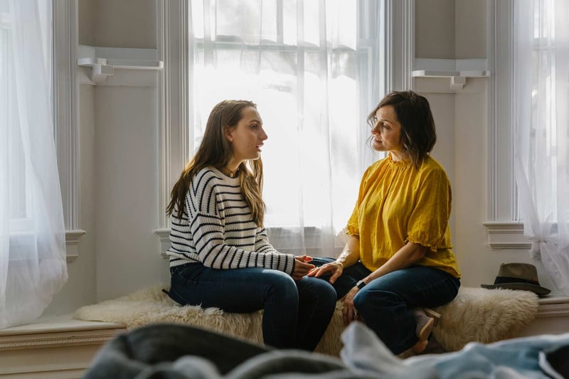 Mother-and-Daughter-talking-at-Home-how-to-find-yourself