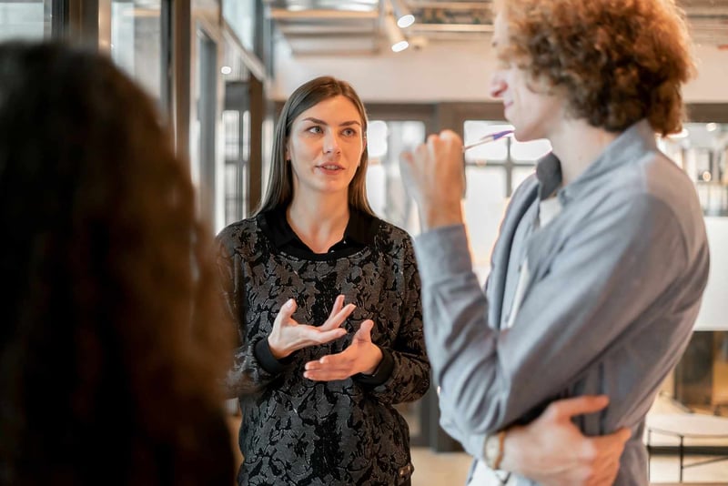 Office-workers-talking-how-to-be-more-articulate