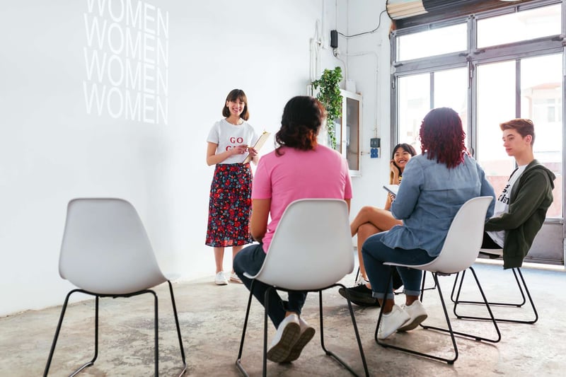 People-In-A-Conference-how-to-connect-with-people