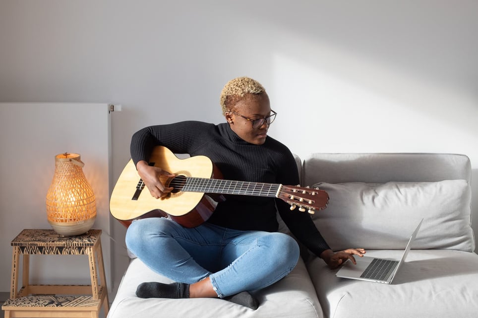 Woman-learning-to-play-guitar-1