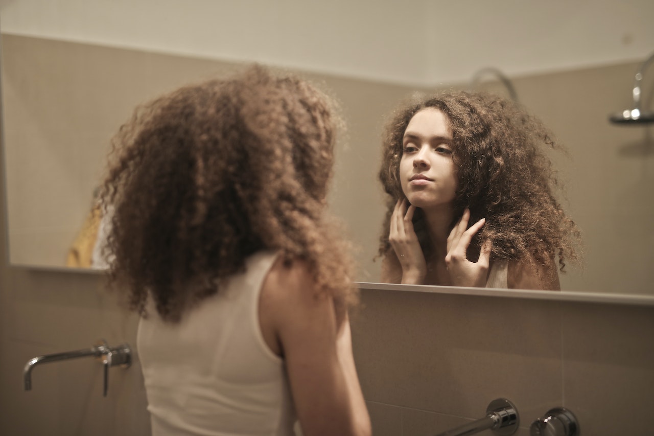 Woman-looking-at-herself-confidently-in-the-mirror-words-to-describe-yourself