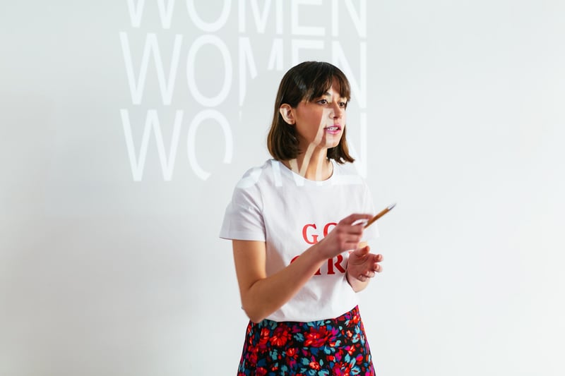 Woman-talking-in-conference-how-to-be-more-articulate