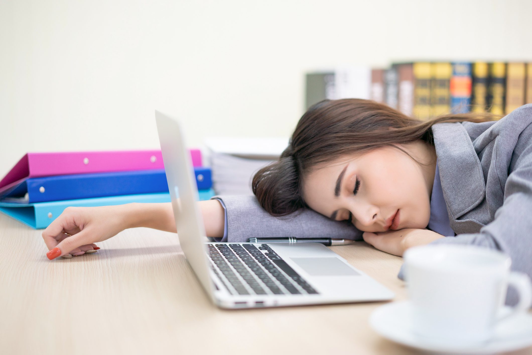 Woman-tired-sleeping-on-desk-what-causes-lack-of-focus-at-work