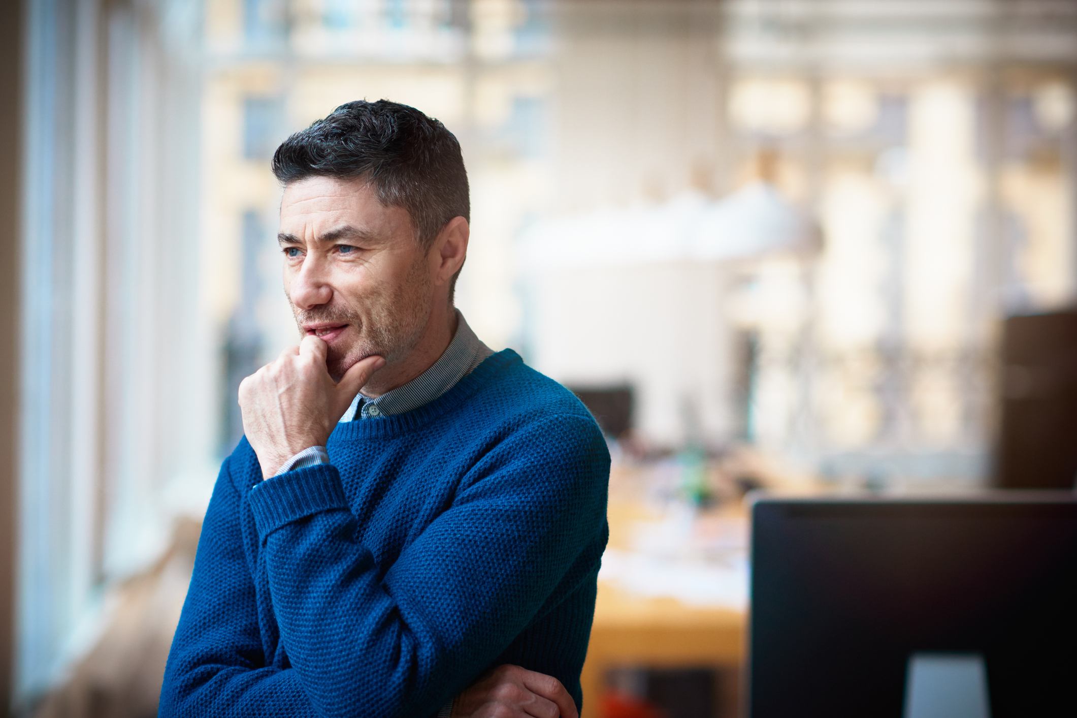 businessman-standing-in-a-stylish-and-modern-office-brain-fog-symptoms