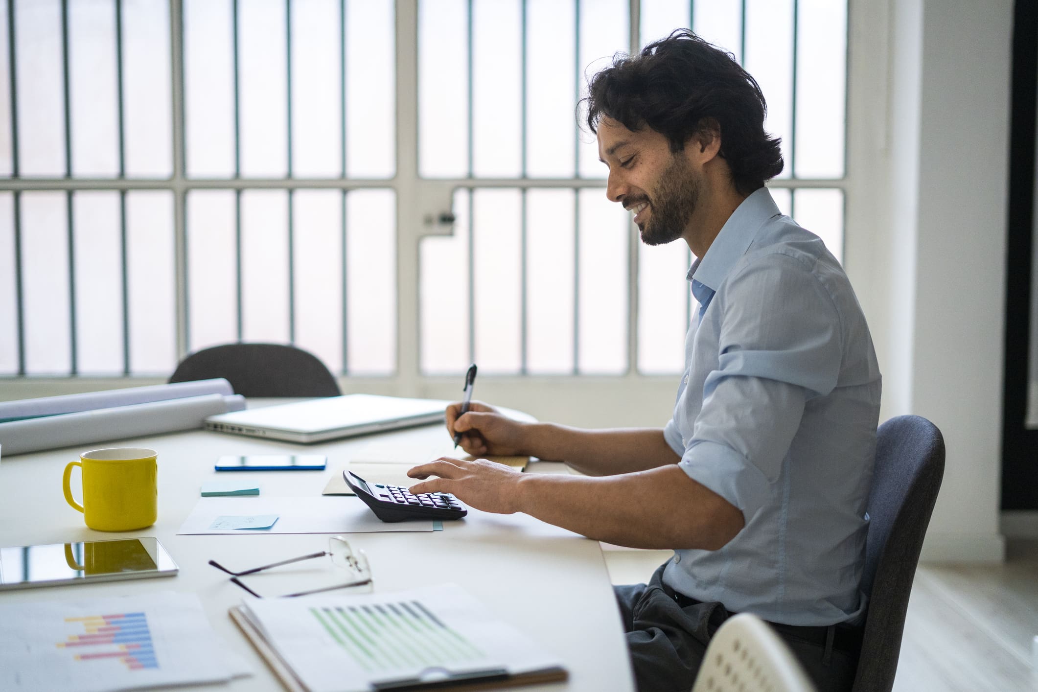 businessman-working-by-his-desk-millenials-and-burnout