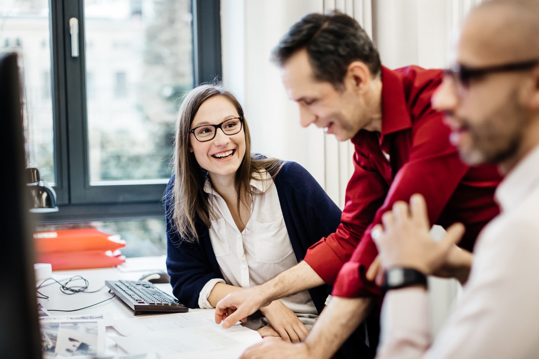 businesswoman-smiling-at-colleague-in-office-workaholics-vs-working-long-hours