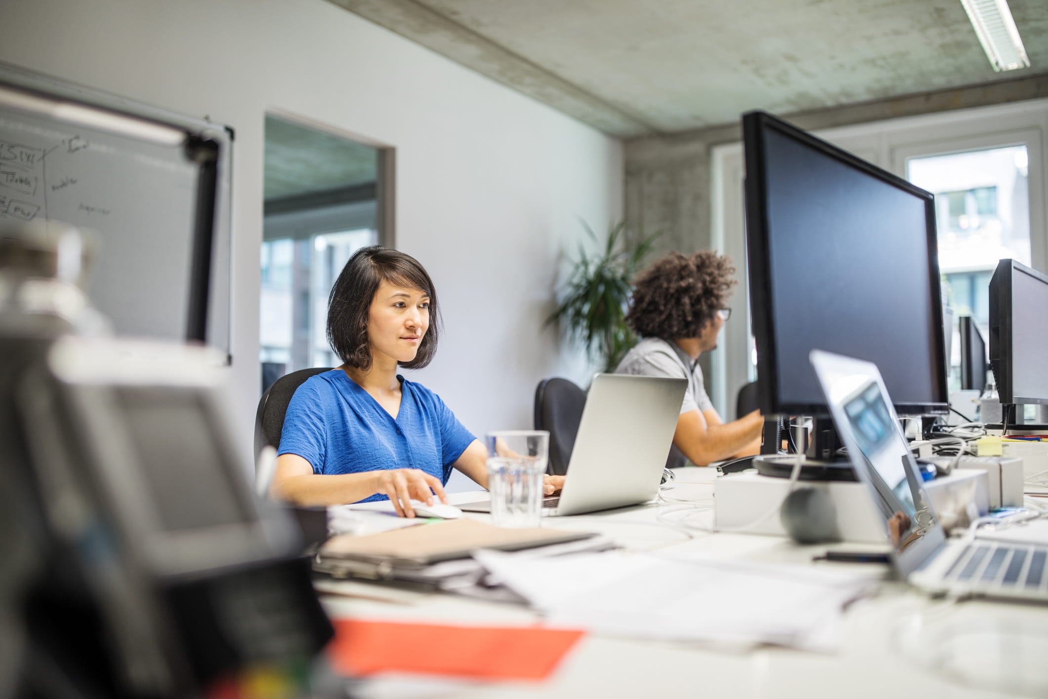 businesswoman-using-laptop-at-desk-intro-to-new-team-email