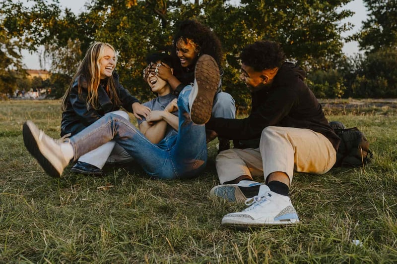 cheerful-male-and-female-friends-having-fun-resilient-mindset