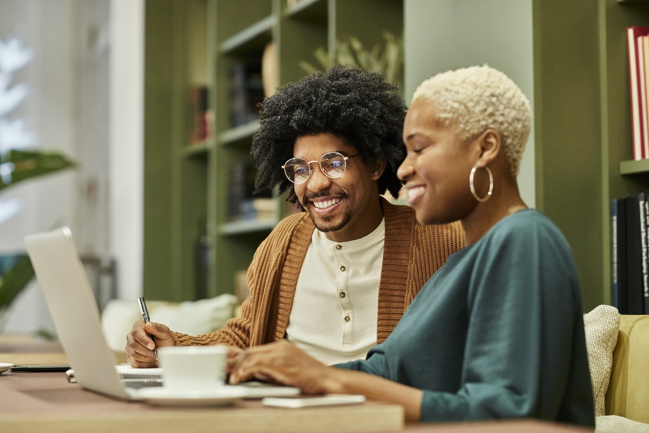 coworkers-discussing-over-laptop-how-to-stay-motivated