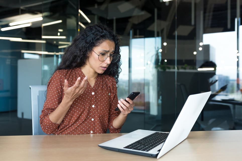 dissapointed-woman-looking-at-her-cell-phone-how-to-deal-with-rejection