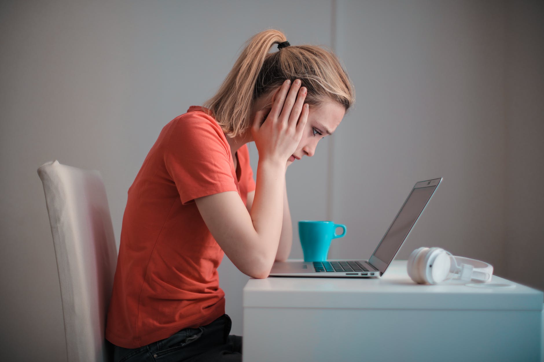 employee-in-front-of-laptop-upset-what-is-failure