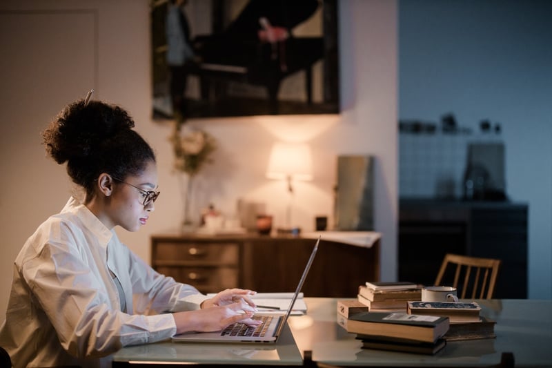 girl-typing-in-computer-in-her-house