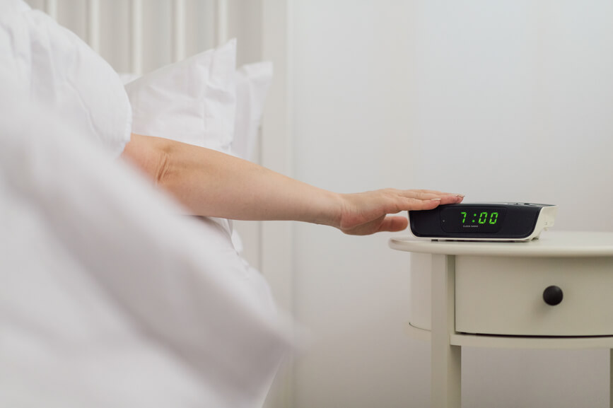 hand-reaching-from-bed-to-turn-off-alarm-circadian-rhythms