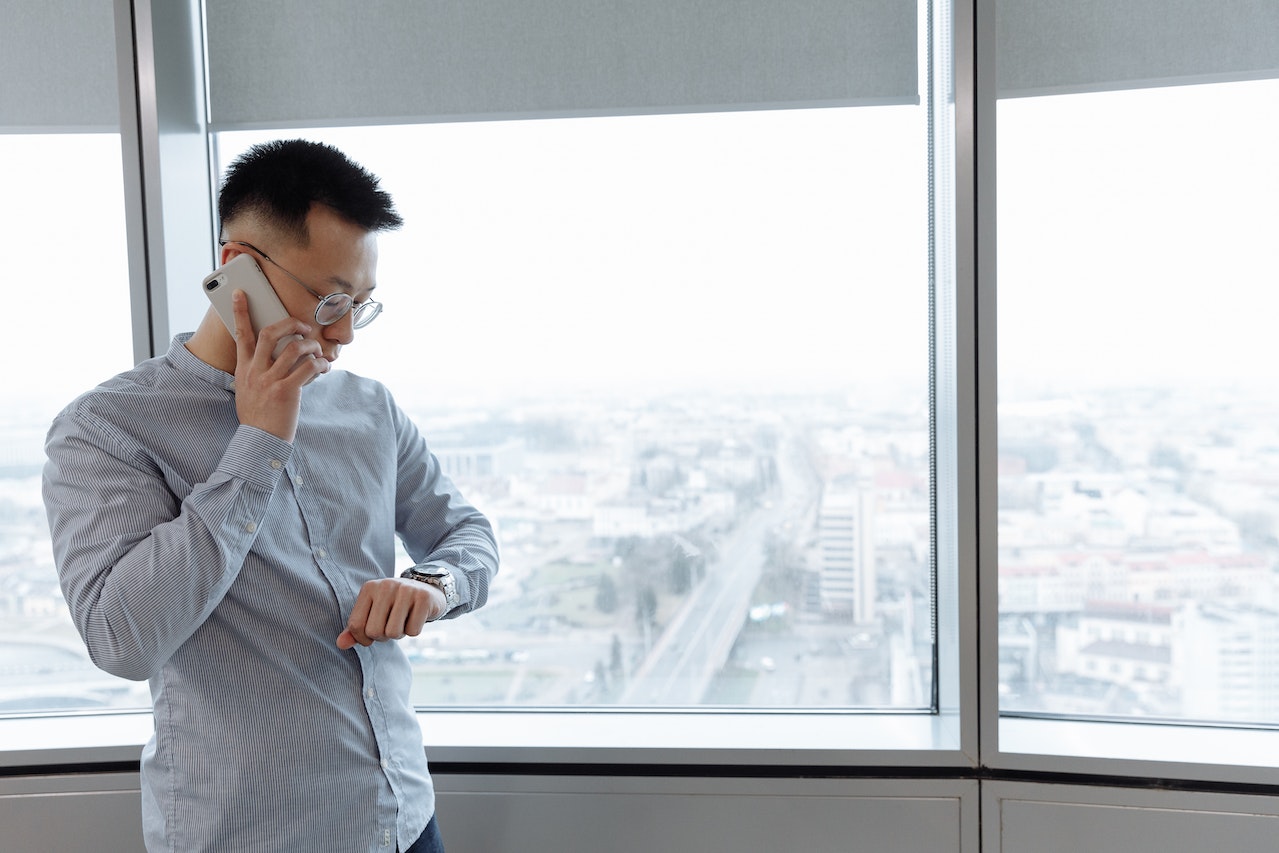 man-looking-at-his-watch-how-to-prioritize-tasks