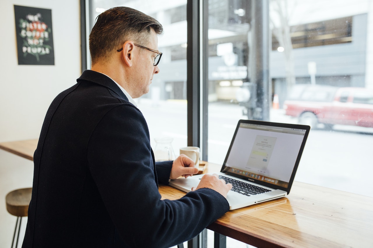 man-working-in-computer-in-coffee-shop