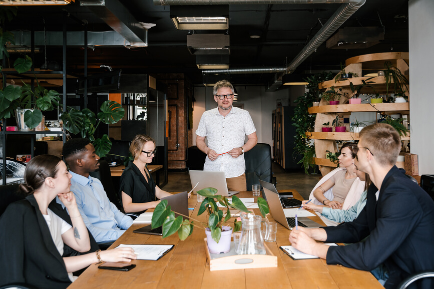 manager-having-business-meeting-with-team-types-of-authority