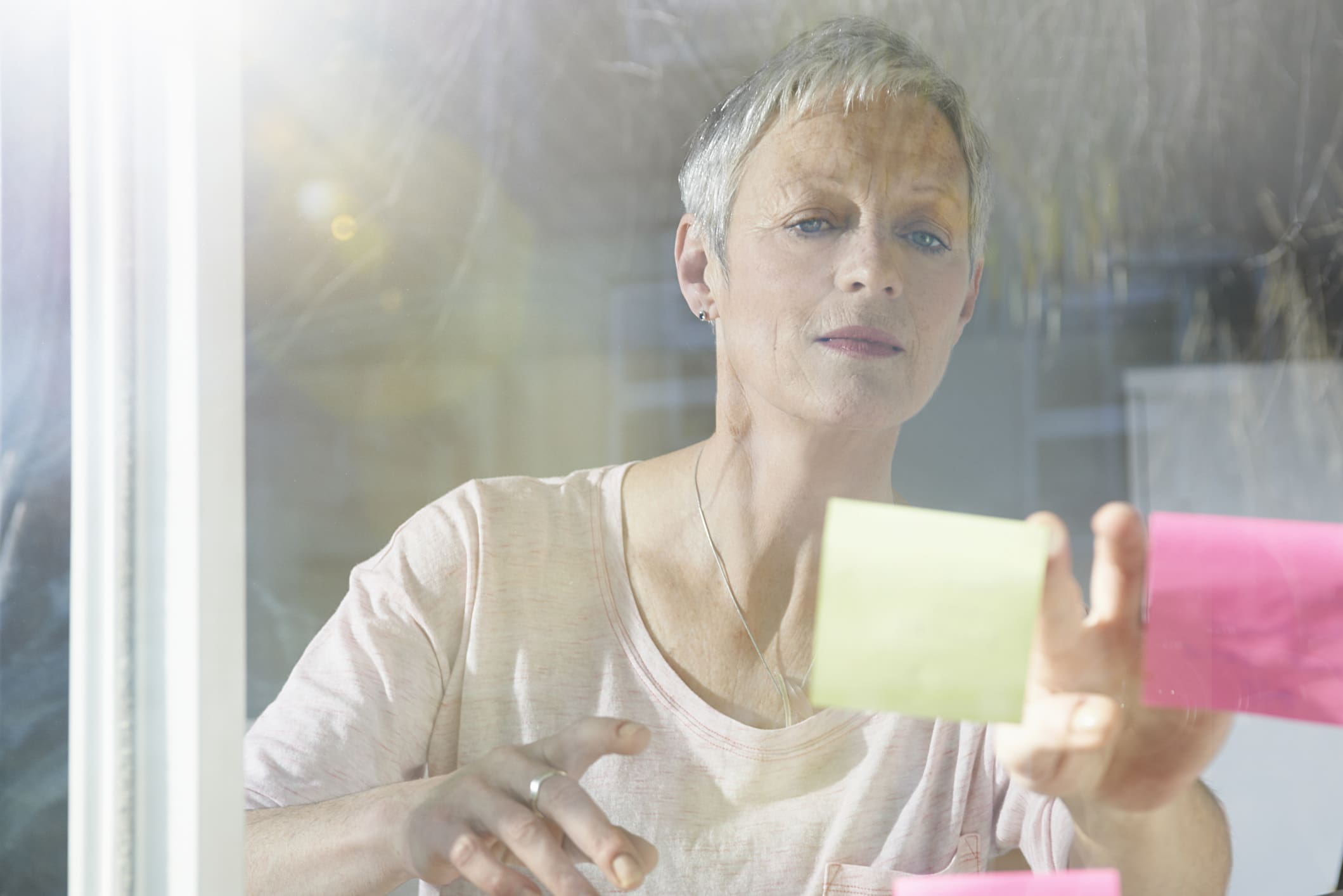 mature-woman-sticking-down-post-it-note-how-to-practice-relaxation-techniques