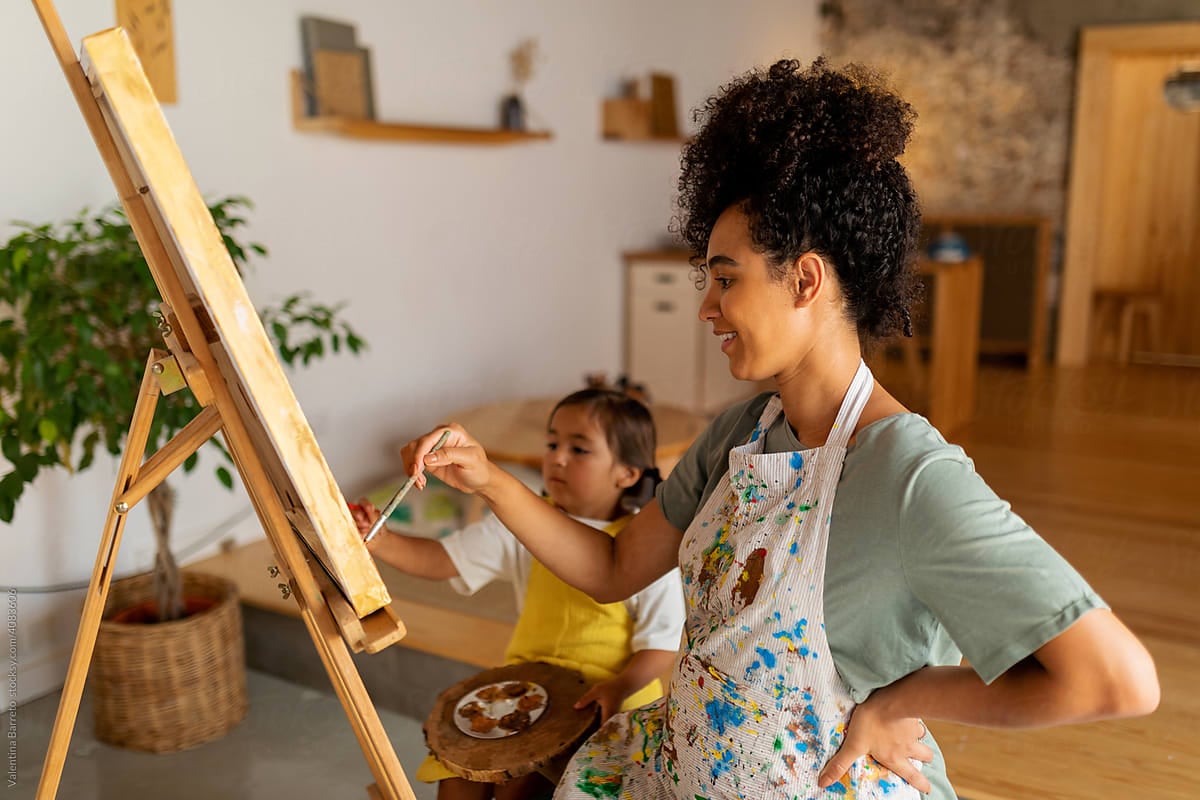 mother-painting-with-child-time-management