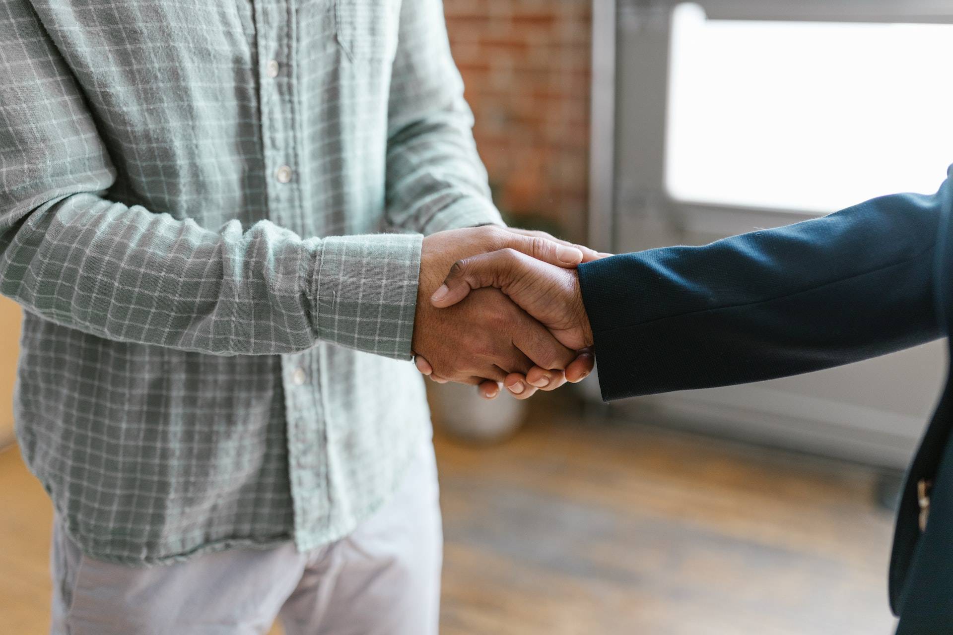 person-in-green-plaid-long-sleeve-shirt-shaking-hands-with-person-in-black-blazer-benefits-of-mentorship