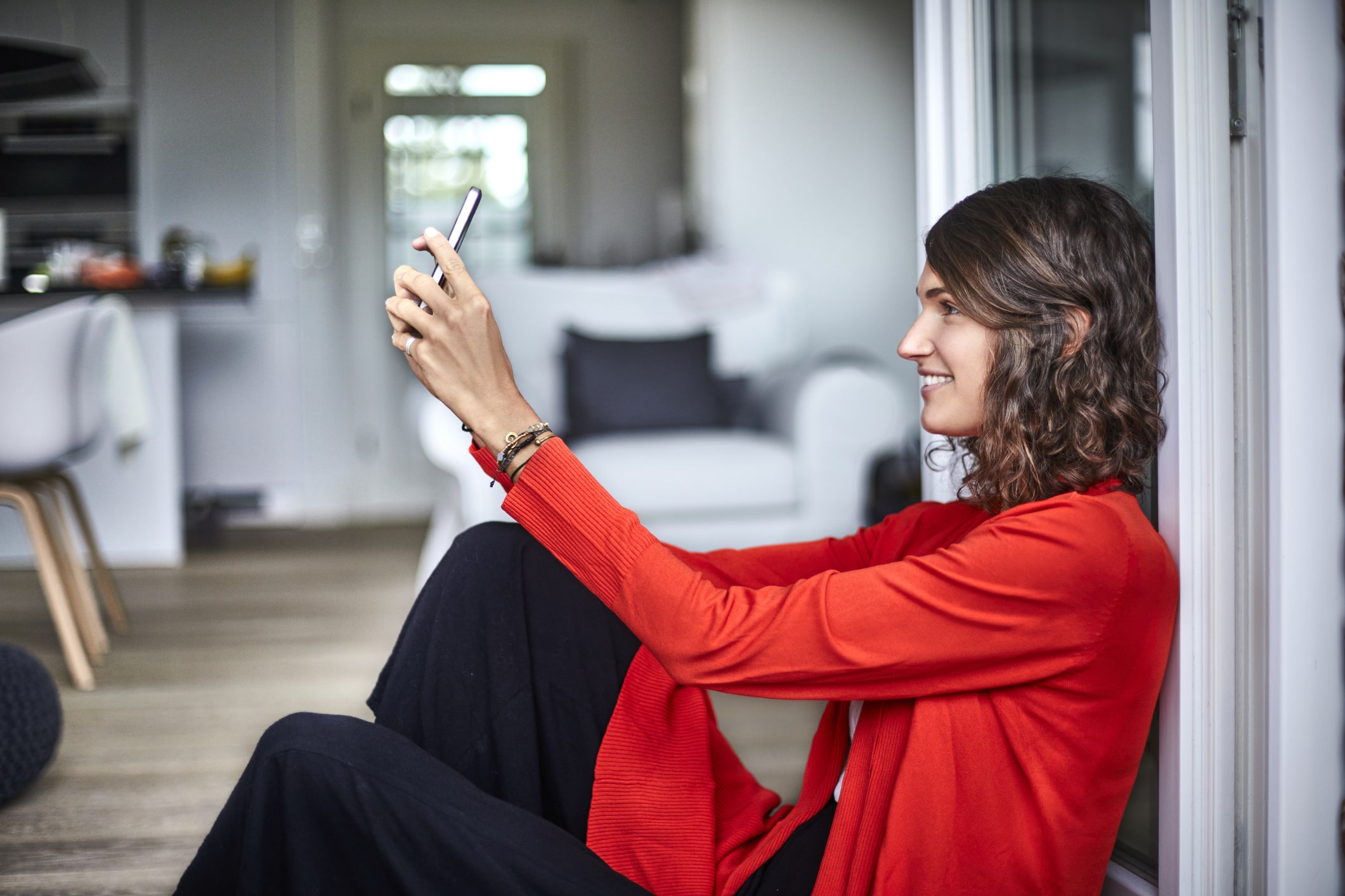 smiling-young-woman-sitting-in-windowframe-resilient-mindset