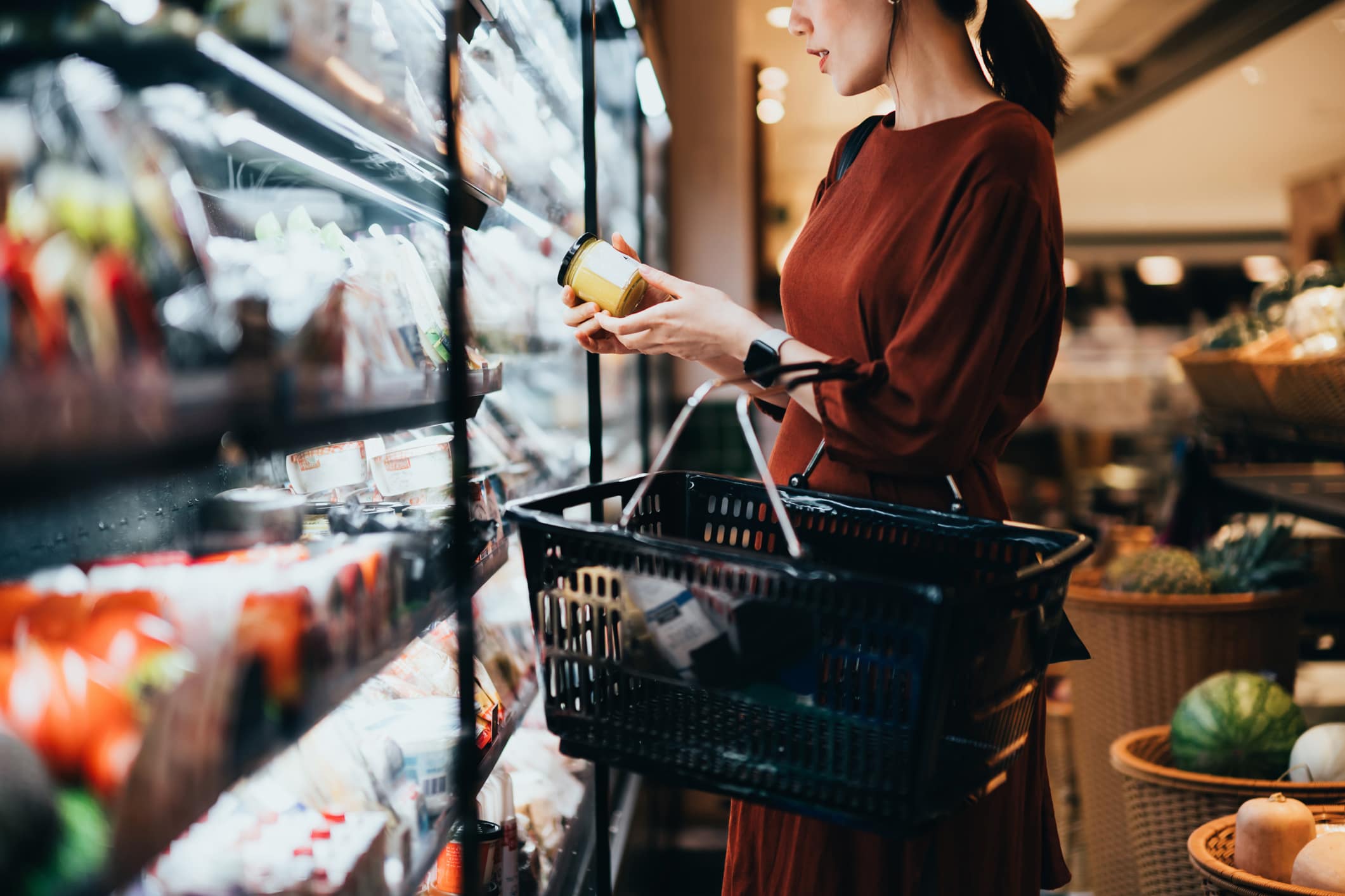 woman-carrying-a-shopping-basket-cant-i-focus-on-anything