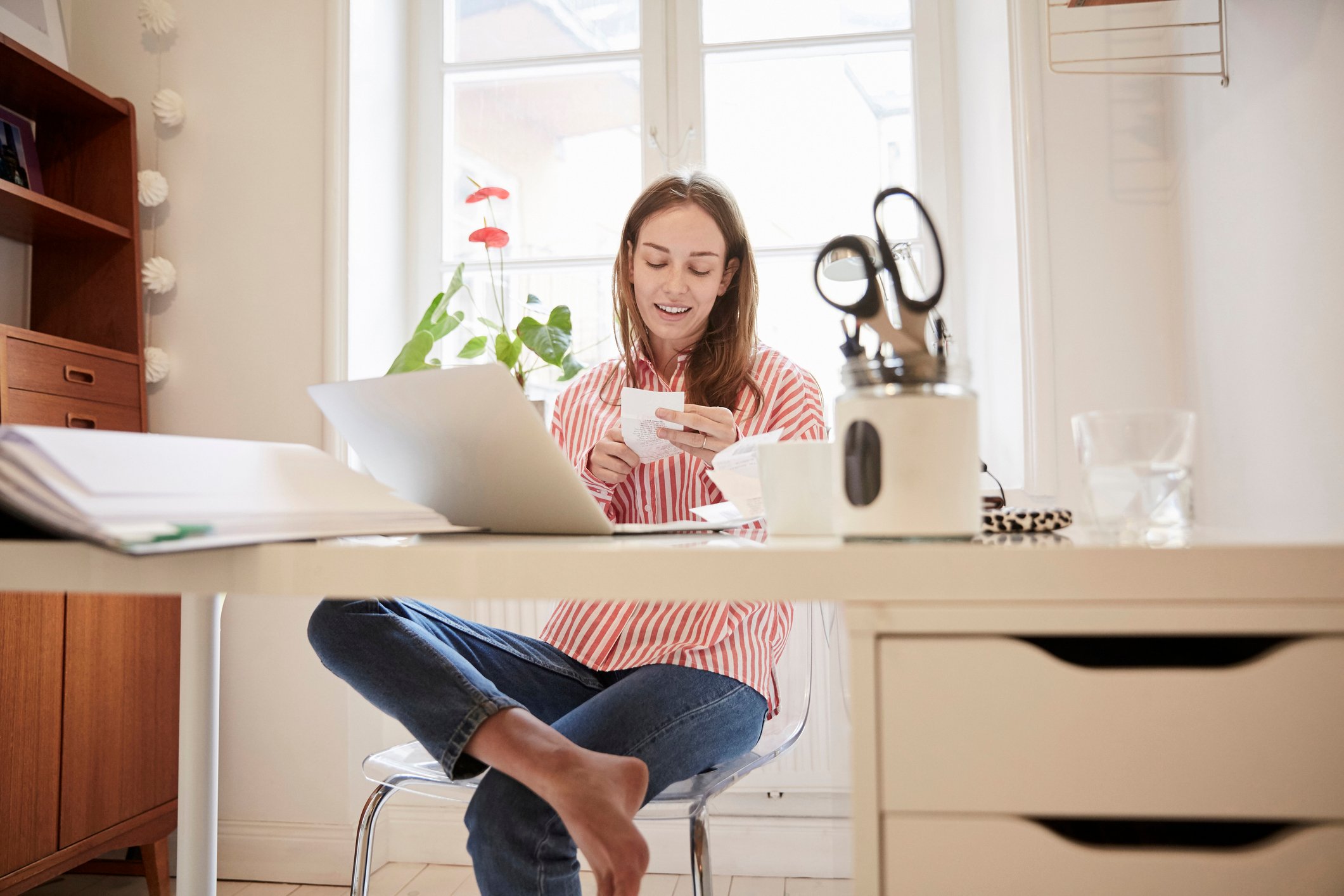 woman-examining-notes-on-her-desk-factors-that-affect-concentration