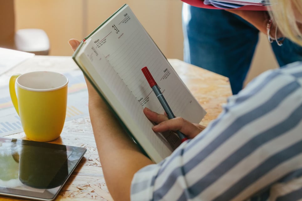 woman-holding-an-agenda-at-the-office-1