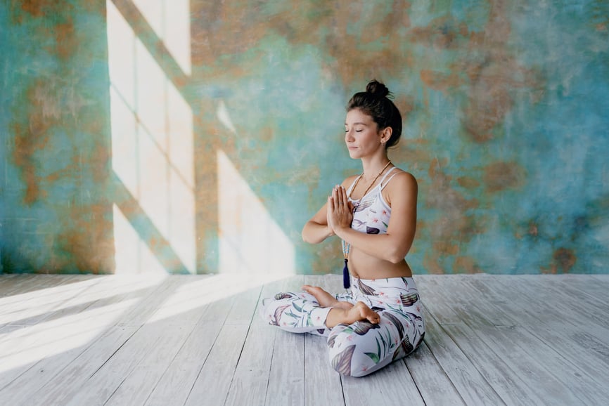 woman-meditating-how-to-focus-better