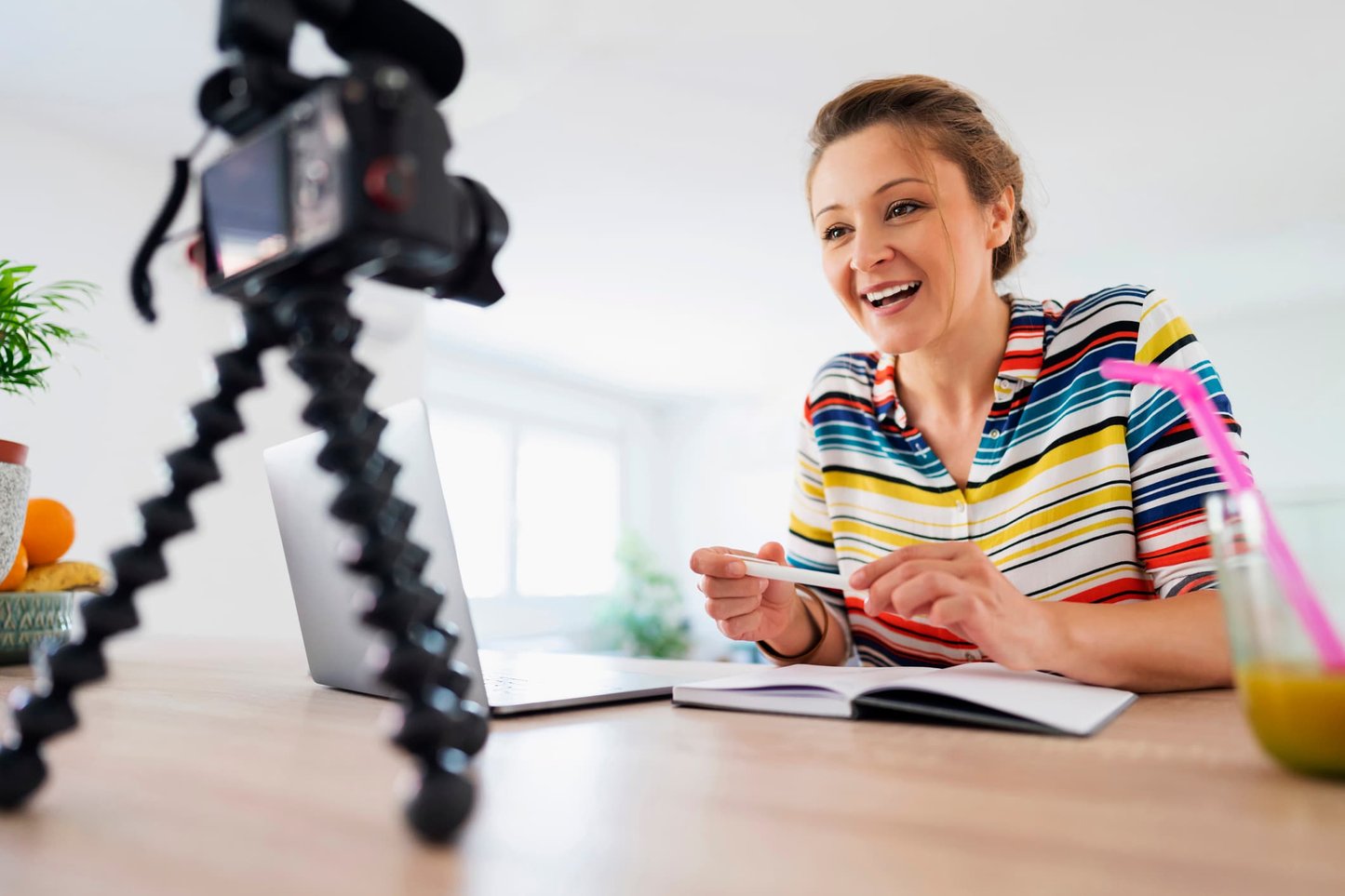 woman-recording-her-video-pitch-at-homehow-to-pitch-ideas