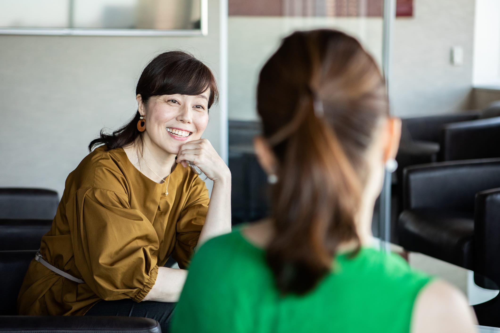 woman-talking-to-a-colleague-social-isolation-symptoms