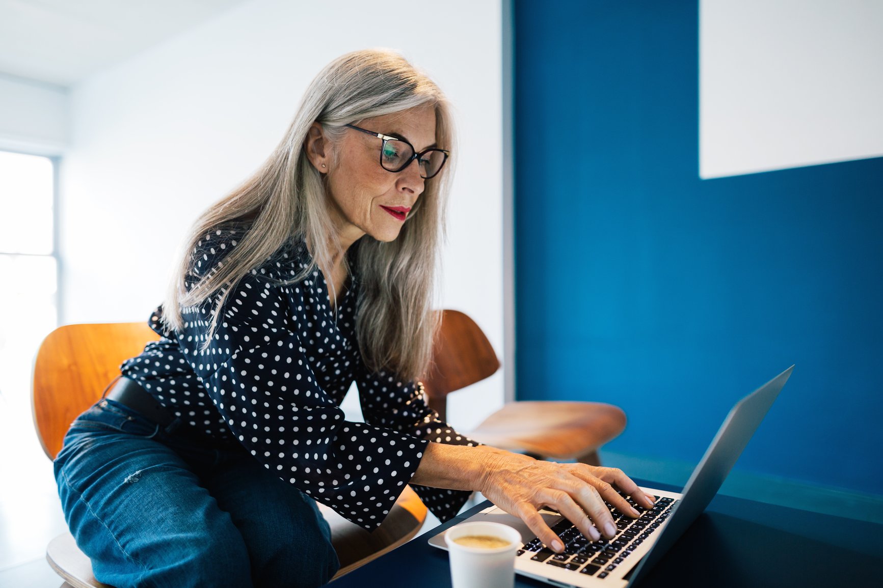 woman-with-glasses-looking-at-computer-imposter-syndrome