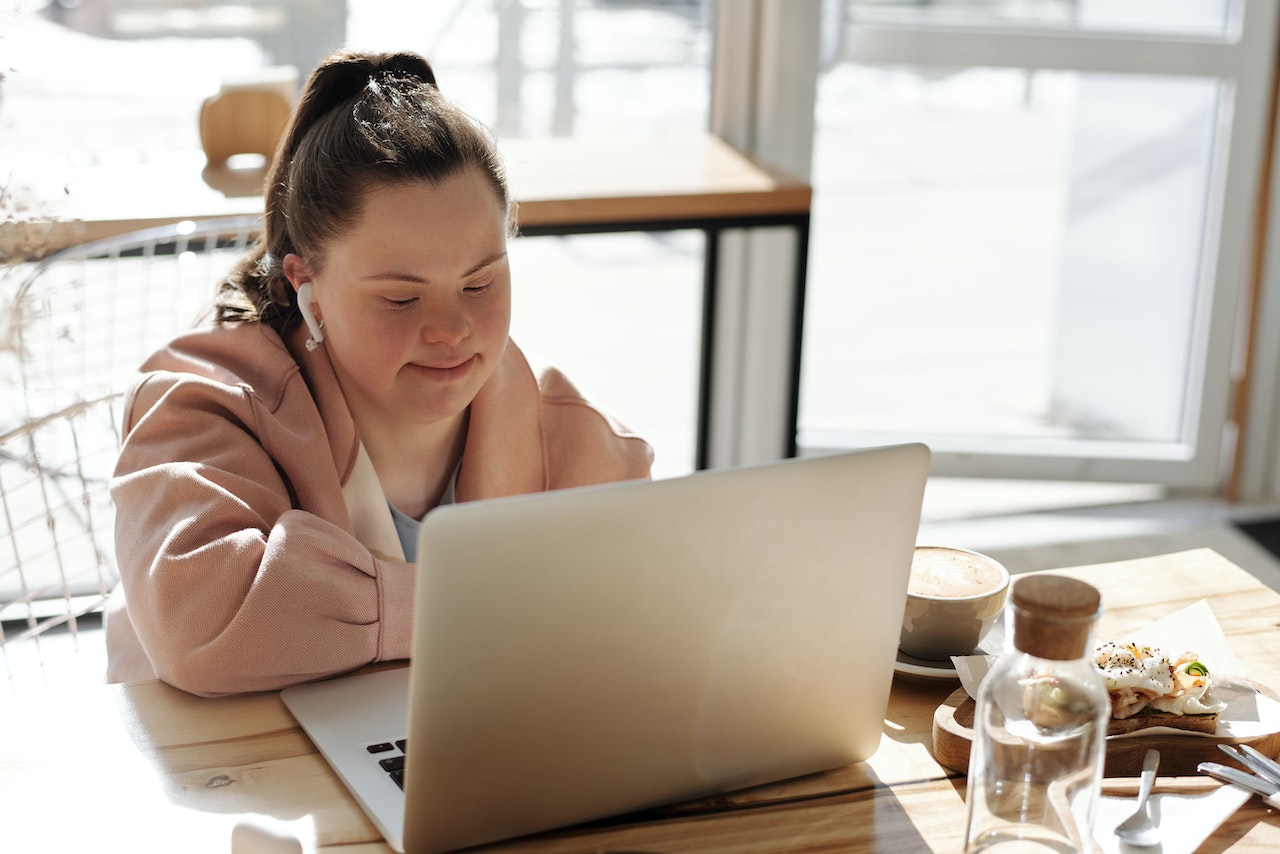 woman-working-earlier-how-to-prioritize-tasks