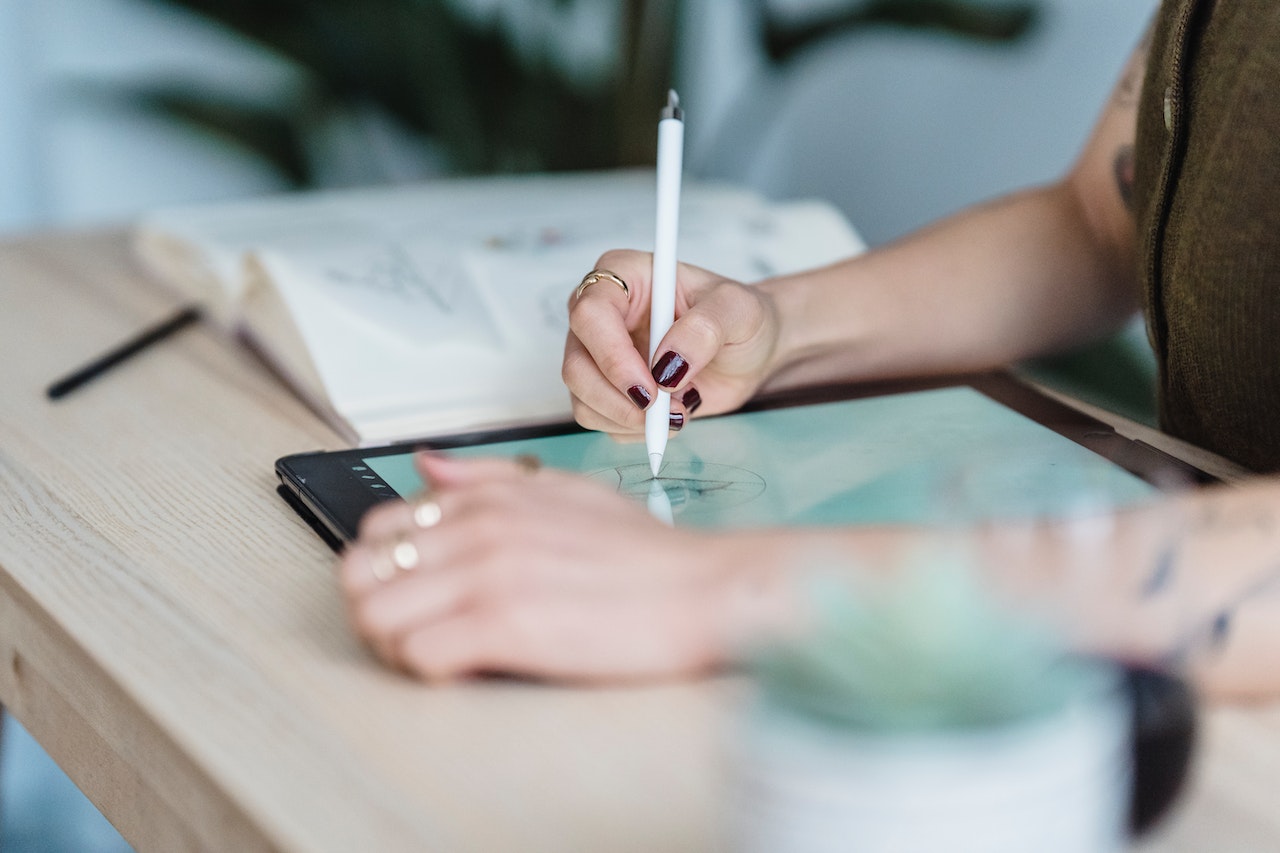 womans-hands-writing-on-tablet-with-digital-pen-at-art-studio-Eisenhower-Matrix