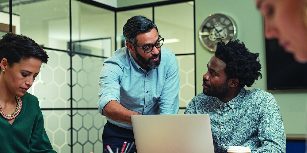 two-men-consult-over-laptop-screen-how-to-be-an-effective-leader