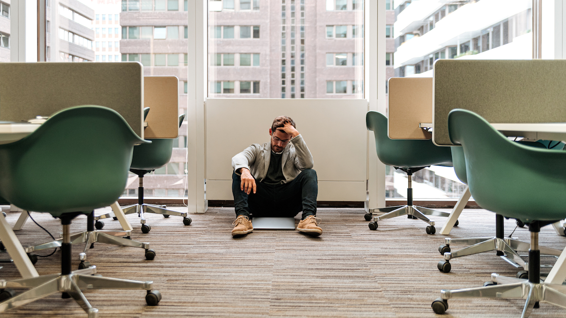 man-sits-on-office-floor-skills为有效地管理压力